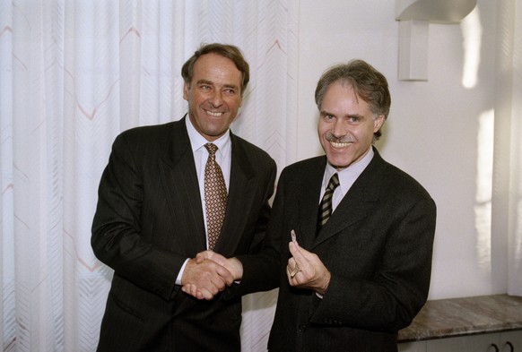 Schluesseluebergabe im EVED. Adolf Ogi, links, ueberreicht dem frisch gewaehlten Bundesrat Moritz Leuenberger die Schluessel zu seinem Buero, aufgenommen am 31. Oktober 1995 in Bern. (KEYSTONE/Str)