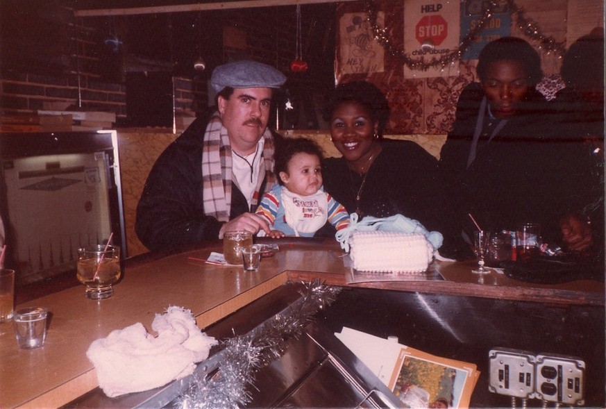 «Baby-Ich, meine Mutter und mein Vater an der Bar. So war das damals in den Achtzigern.»