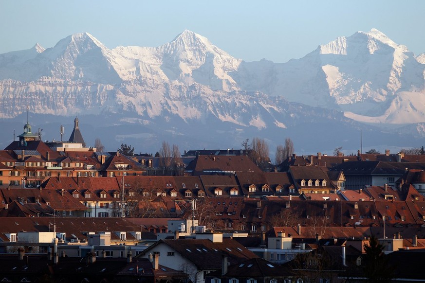 Haeuser der Stadt Bern und die Bergkette mit Eiger, Moench und Jungfrau, am Freitag, 24. Februar 2012 in Bern. (KEYSTONE/Peter Klaunzer)