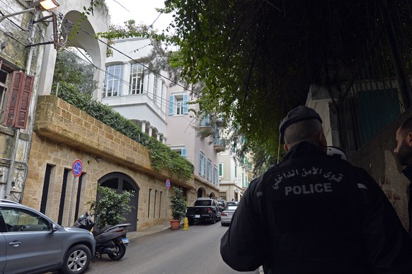 epa08095758 A Lebanese policeman stands guards in front of a house identified by court documents as belonging to former Nissan Motor Co. and Renault SA chairman Carlos Ghosn at the Ashrafieh area in B ...