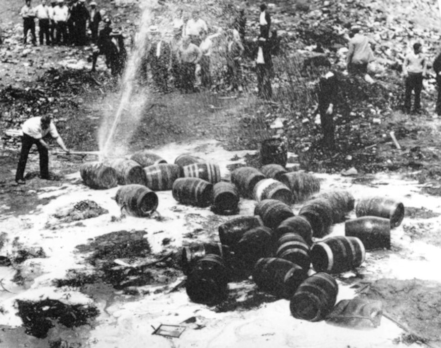 Beer barrels are destroyed by prohibition agents at a dump in New York City, June 18, 1931. (AP Photo) 1921, ein Jahr nach Einführung des Alkoholverbots in den USA musste die Polizei in den Staaten be ...