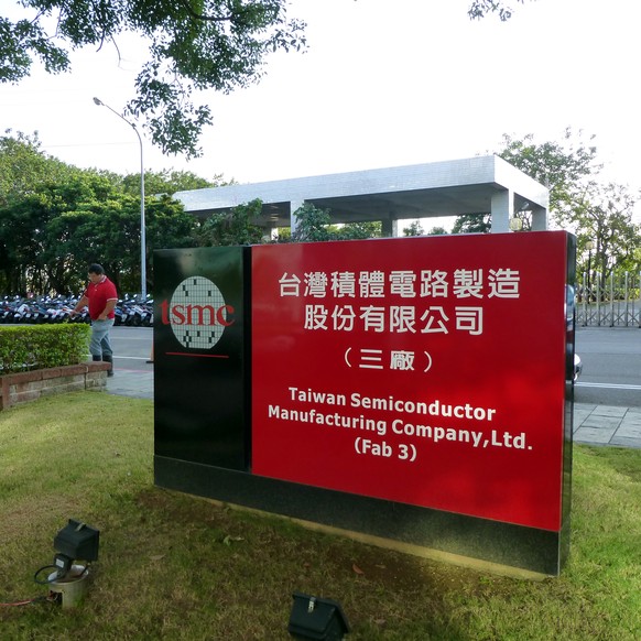epa07328654 (FILE) - The logo of the Taiwan Semiconductor Manufacturing Co. Ltd. (TSMC) in Hsinchu, western Taiwan, 02 November 2012 (issued 29 January 2019). On 29 January 2019, TSMC, the world&#039; ...