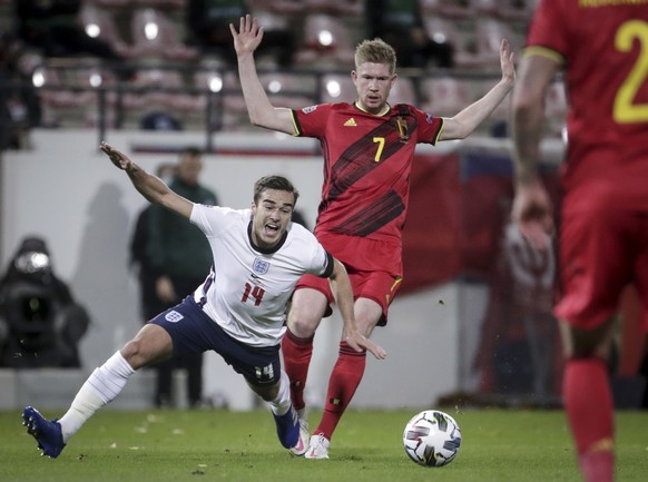 epa08823033 Harry Winks (L) of England and Kevin De Bruyne of Belgium in action during the UEFA Nations League soccer match between Belgium and England in Leuven, Belgium, 15 November 2020. EPA/STEPHA ...
