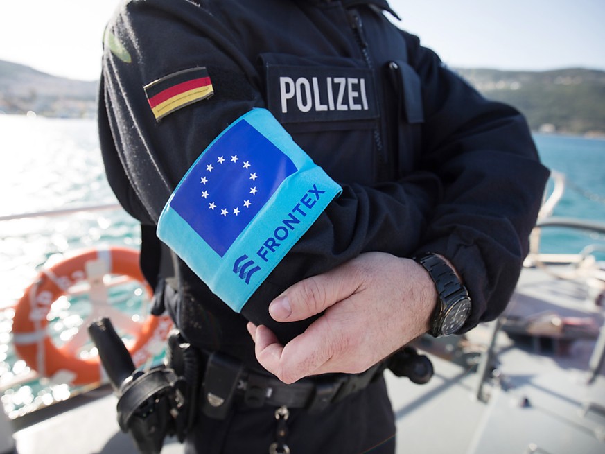 ARCHIV - Ein Beamter der Bundespolizei See steht im Hafen der Insel Samos auf dem Vordeck eines Streifenboots vor einer ersten Erkundungsfahrt. Etliche Stellen ermitteln gegen Frontex, auch wegen mutm ...