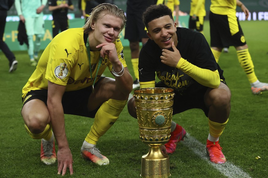 Dortmund&#039;s Jadon Sancho, right, and Dortmund&#039;s Erling Haaland pose with the tropy after the German soccer cup (DFB Pokal) final match between RB Leipzig and Borussia Dortmund in Berlin, Germ ...