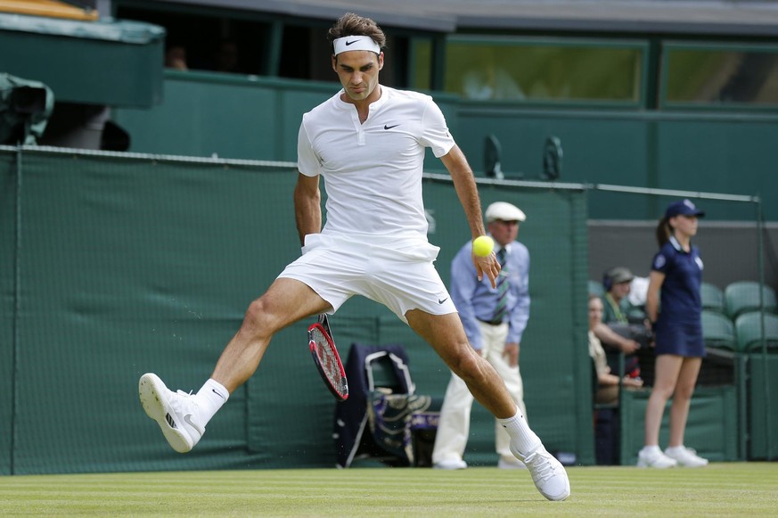 ARCHIV ? ZUM KEYSTONE-SDA-PREMIUM-TEXT UEBER DEN &quot;GROESSTEN IM SPORT&quot; STELLEN WIR IHNEN FOLGENDES BILDMATERIAL ZUR VERFUEGUNG - Roger Federer, of Switzerland, hits the ball through his legs  ...