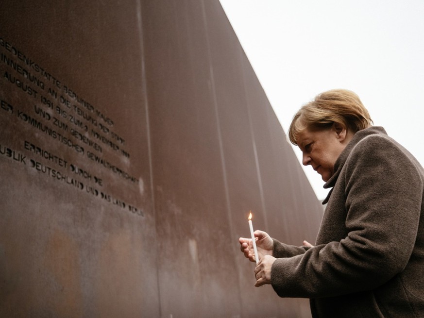 Kanzlerin Angela Merkel mit Kerze am Samstag an der Gedenkfeier zu 30 Jahre Mauerfall in Berlin.