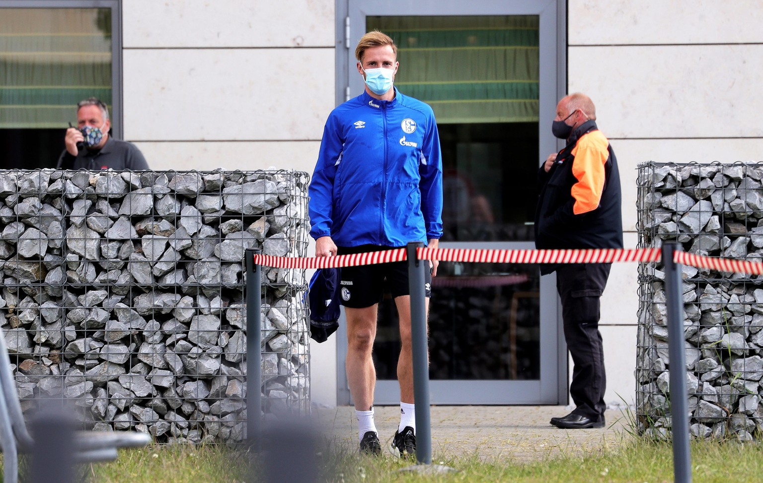 epa08421332 Schalke&#039;s goalkeeper Ralf Faehrmann (C) wearing a protective face mask leaves the team quarantine hotel in Gelsenkirchen, Germany, 14 May 2020. Due to the gradual relaxation of the re ...