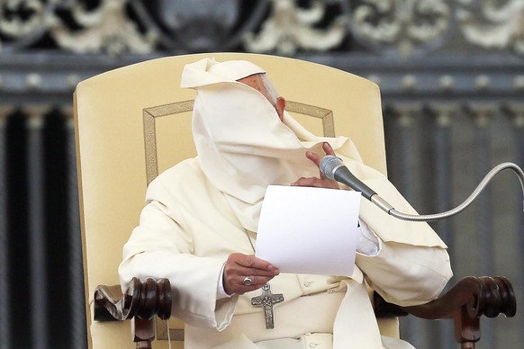 epaselect epa04757839 A gust of wind blows Pope Francis&#039; short shoulder cape over his face while he reads an address during the weekly Wednesday General Audience in St.Peter&#039;s Square, Vatica ...
