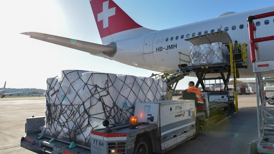 Am Mittwochabend, 22. April 2020, sind zwei Produktionslinien für FFP2-Masken mit zwei Swiss-Flügen aus Shanghai am Flughafen Zürich eingetroffen. Die Produktionsmaschinen werden in den kommenden Tage ...