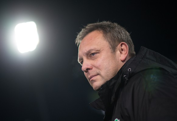 epa07240689 Coach Andre Breitenreiter of Hannover reacts prior to the German Bundesliga soccer match between SC Freiburg and Hannover 96 in Freiburg, Germany, 19 December 2018. EPA/DANIEL KOPATSCH CON ...
