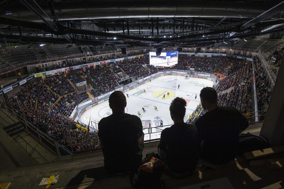 Zuschauer verfolgen das Eishockey Meisterschaftsspiel der National League zwischen dem HC Fribourg Gotteron und dem SC Bern, am Dienstag, 1. Oktober 2019, in der BCF Arena in Fribourg. Heute findet da ...