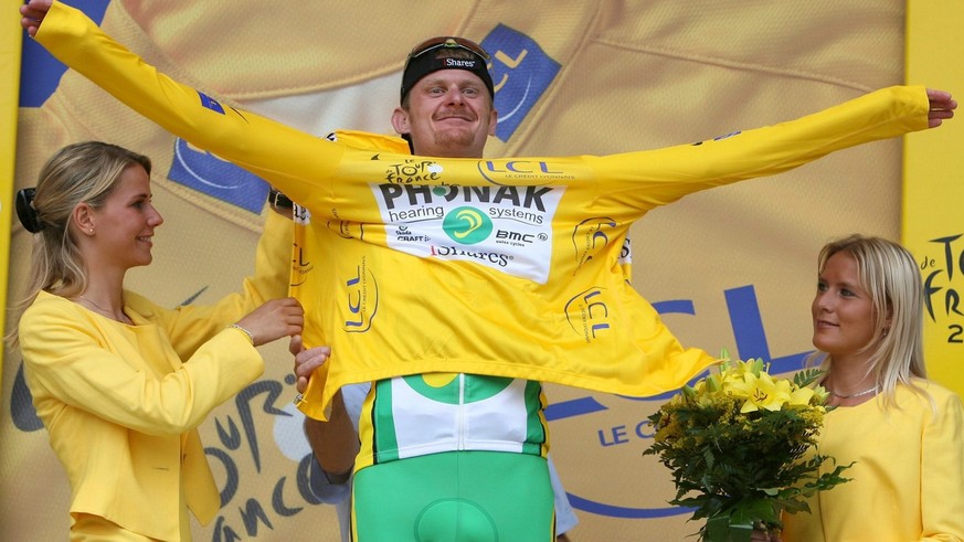 US Floyd Landis (Phonak Hearing Systems team) puts on the yellow jersey of the overall leader on the podium after the eleventh stage of the Tour de France 2006 in Val-d&#039;Aran (Pla-de-Beret), Spain ...