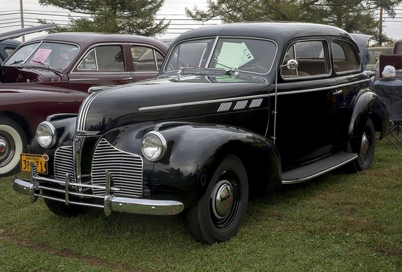 1940 Pontiac Special Six 2-door Touring Sedan auto USA design 1940er https://commons.wikimedia.org/wiki/File:1940_Pontiac_Special_Six_2-door_Touring_Sedan,_front_left_(Hershey_2019).jpg