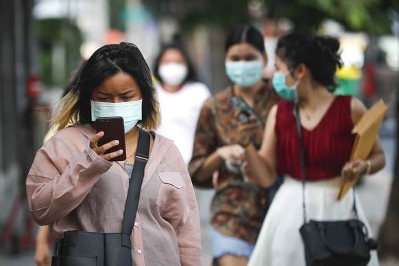 epa07289281 People wear protective masks as bad air pollution continues to affect Bangkok, Thailand, 16 January 2019. Fine particle matter in the air has been at hazardous levels in Thailand&#039;s ca ...