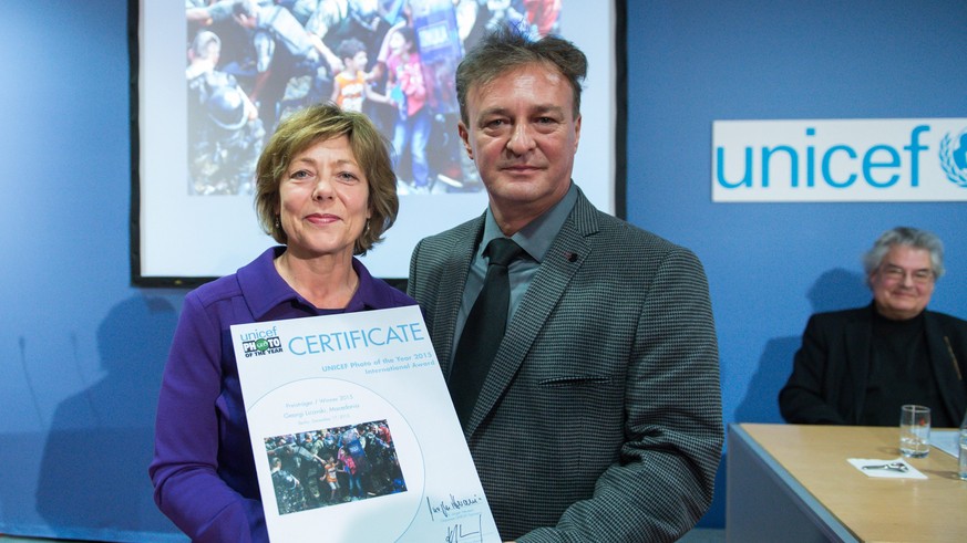 Daniela Schadt, Patronin von UNICEF Deutschland, übergibt Gewinner&nbsp;Georgi Licovski das Zertifikat zum UNICEF-Bild des Jahres 2015.