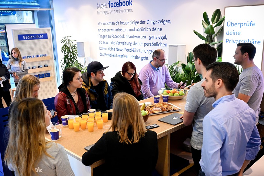 epa07349694 (FILE) - Facebook employees (R) talk with visitors at the Facebook pop-up store in Cologne, Germany, 16 November 2018 (reissued 07 February 2019). German media reports on 07 February 2019  ...