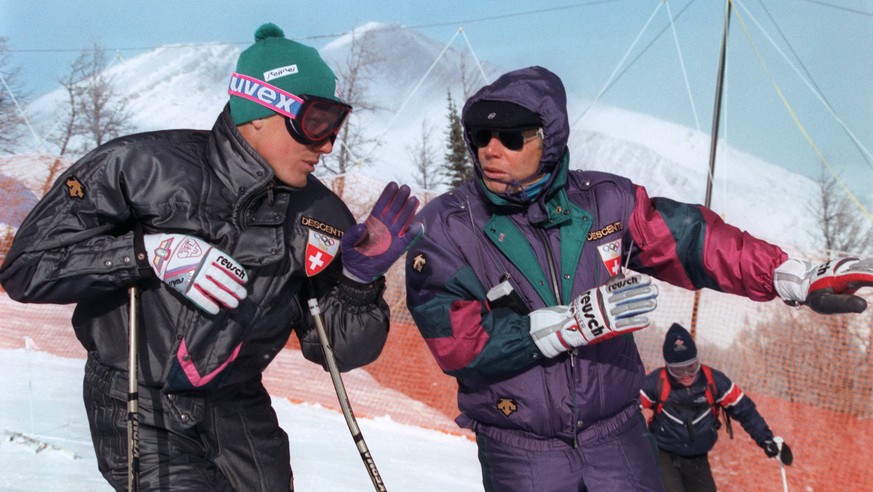 Karl Frehsner, rechts, Trainer der Schweizer Ski-Nationalmannschaft, erteilt Pirmin Zurbriggen, links, vor dem Abfahrtsrennen der olympischen Winterspiele 1988 in Calgary Ratschlaege. Zurbriggen gewin ...
