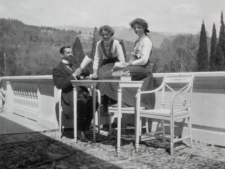 Pierre Gilliard mit den Grossfürstinnen Olga und Tatjana Nikolajewna in Liwadija, 1911.
https://de.wikipedia.org/wiki/Pierre_Gilliard#/media/Datei:GilliardOlgaTatiana.jpg