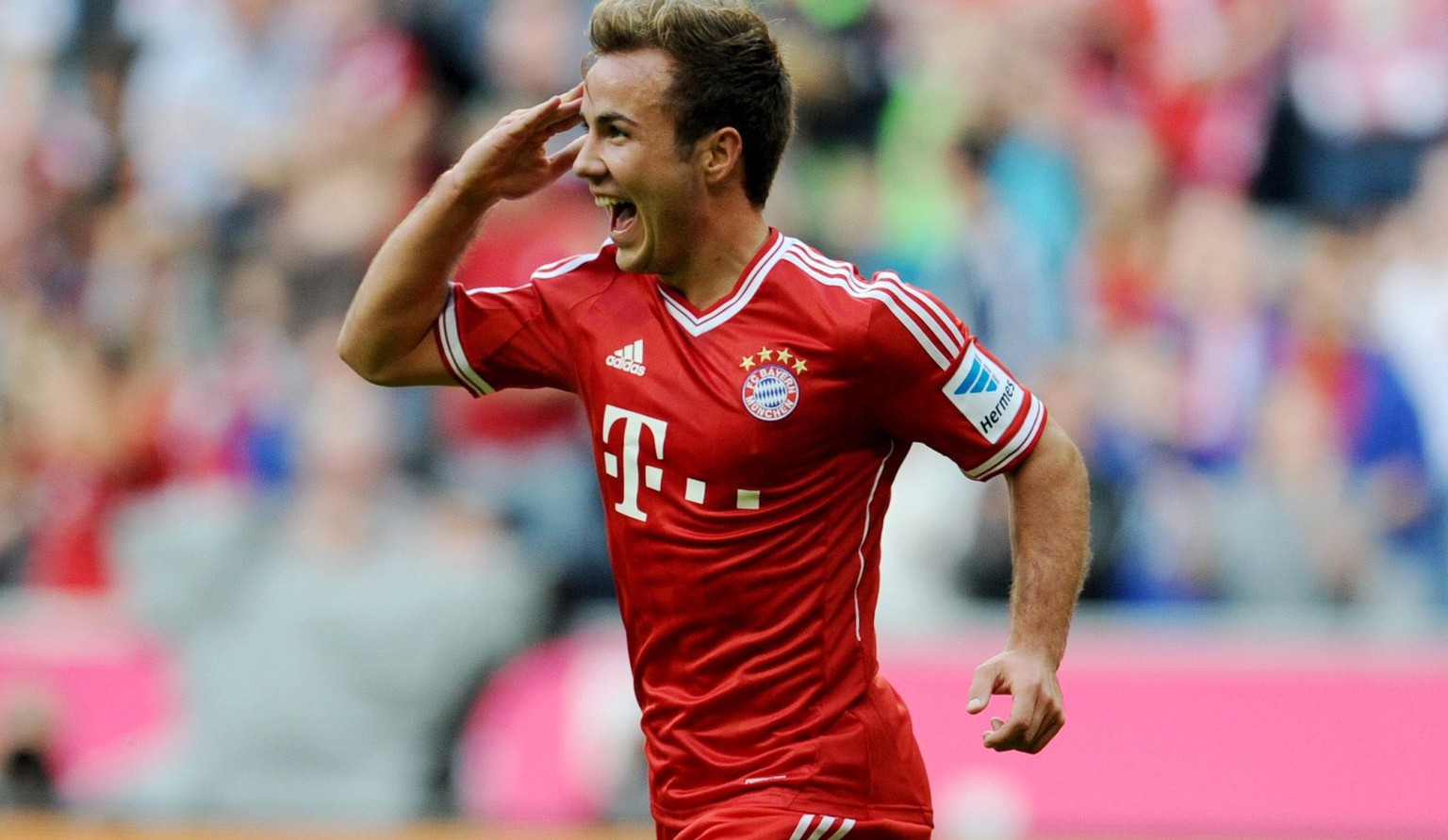 epa03925541 Munich&#039;s Mario Goetze celebrates his 3-1 goal during the German Bundesliga match between FC Bayern and Hertha BSC at Allianz Arena in Munich, Germany, 26 October 2013. ..(ATTENTION: D ...