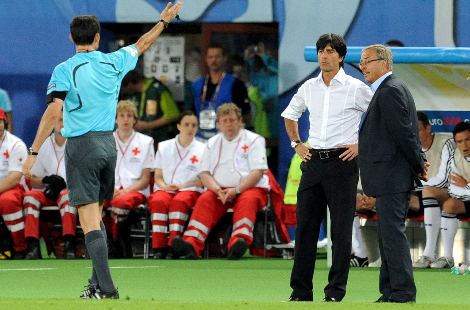 epa01385124 Referee Manuel Mejuto Gonzales (L) of Spain gestures towards Austrian coach Josef Hickersberger (R) and German coach Joachim Loew during the UEFA EURO 2008 Group B preliminary round match  ...