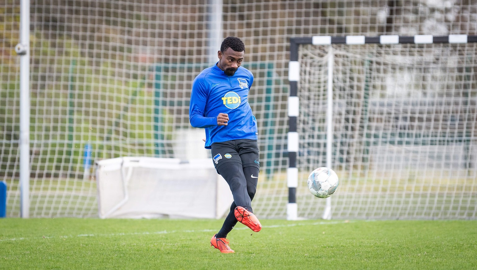 epa08360954 A handout photo made available by Hertha BSC via City-Press GmbH shows Salomon Kalou of German Bundesliga soccer team Hertha BSC during a training session in Berlin, Germany, 13 April 2020 ...