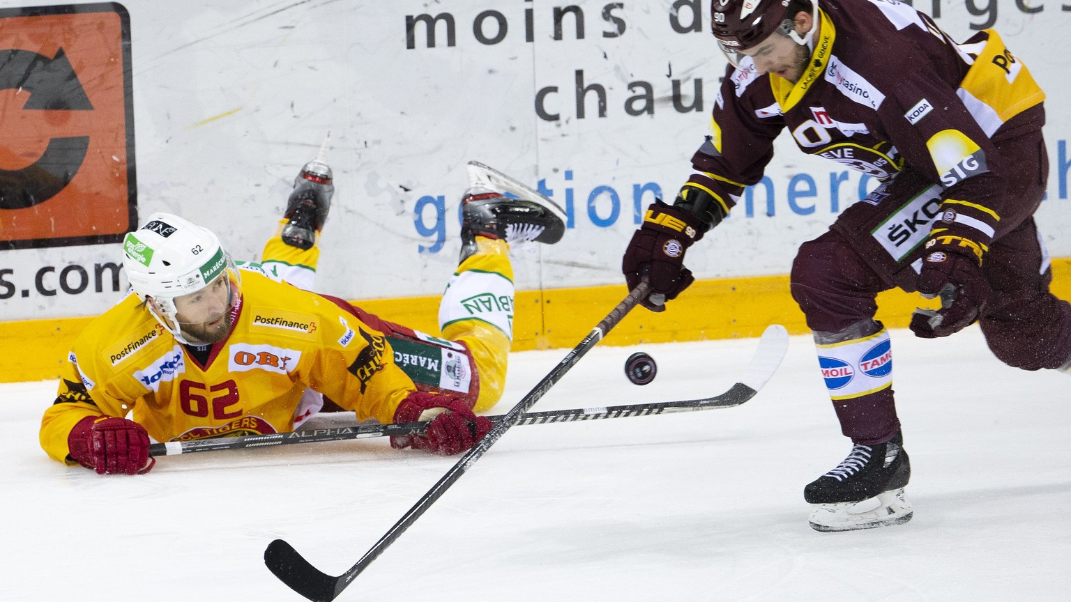 Tigers&#039; forward Alexei Dostoinov, left, vies for the puck with Geneve-Servette&#039;s defender Simon Le Coultre, right, during a National League regular season game of the Swiss Championship betw ...