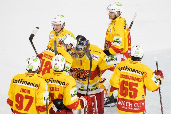 Les joueurs biennois felicitent le gardien biennois Jonas Hiller, centre, suite a la victoire pendant la seance de tirs au but, lors de la rencontre du championnat suisse de hockey sur glace de Nation ...