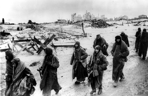 ** ARCHIV ** Auf einem Archivbild vom 31. Januar 1943 ziehen deutsche Soldaten nach dem Ende der Kaempfe um Stalingrad in eisiger Kaelte durch die Ruinen der Stadt in sowjetische Kriegsgefangenschaft. ...