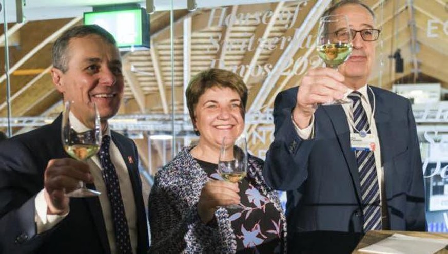 Wollen den WEF-Kongress in der Schweiz behalten: Bundespräsident Guy Parmelin (rechts), Bundesräte Ignazio Cassis und Viola Amherd (hier am WEF 2019 im House of Switzerland der Davoser Eishalle).