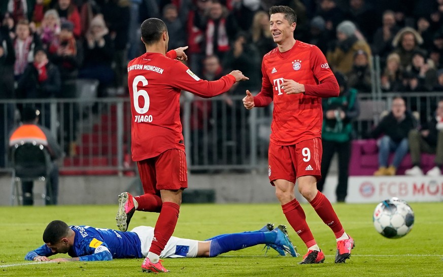 epa08164374 Thiago of Bayern (L) celebrates scoring the fourth goal with Robert Lewandowski of Bayern (R) during the German Bundesliga soccer match between FC Bayern Munich and FC Schalke 04 in Munich ...