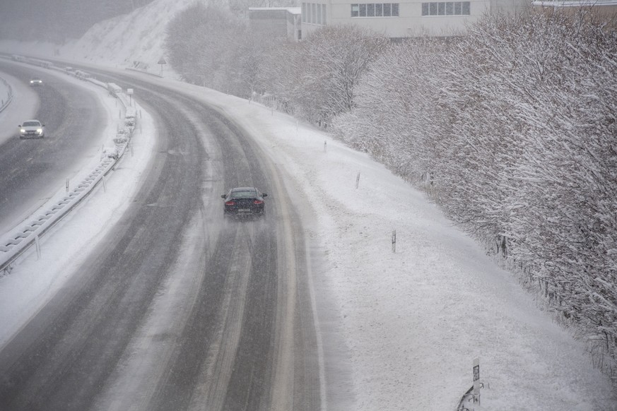 Starker Schneefall am Montag, 28. Dezember 2020, auf der A2 Richtung Norden bei Rivera. Im Tessin liegt zurzeit eine dicke Schneedecke. Auf der Autobahn A2 sowie den Zugstrecken Chiasso-Bellizona, Chi ...