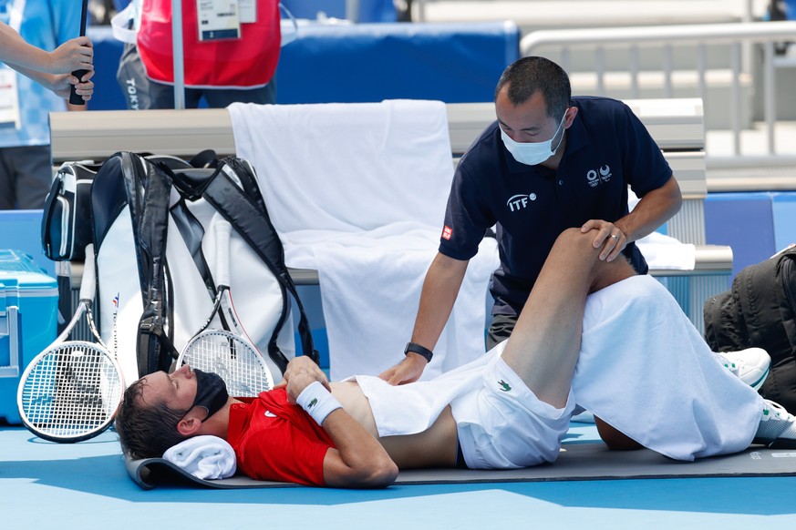 epa09372360 Daniil Medvedev, of the Russian Olympic Committee, has a medical timeout during his men&#039;s singles third round tennis match against Fabio Fognini, of Italy, at the Tokyo 2020 Olympic G ...
