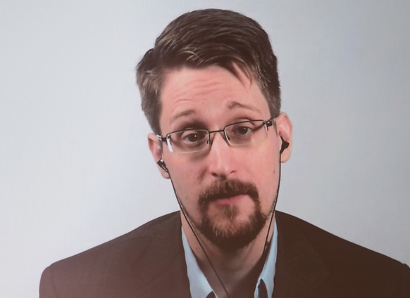 ARCHIV - Edward Snowden ist auf einer Video-Leinwand in der Urania zu sehen, w