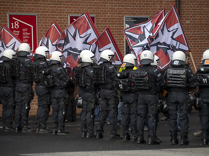 An einer Demonstration in Basel von letztem November versuchte die Polizei, Rechts- und Linksextreme zu trennen. Die rechtsextreme Szene ist laut dem Nachrichtendienst des Bundes im Aufbruch. (Archivb ...