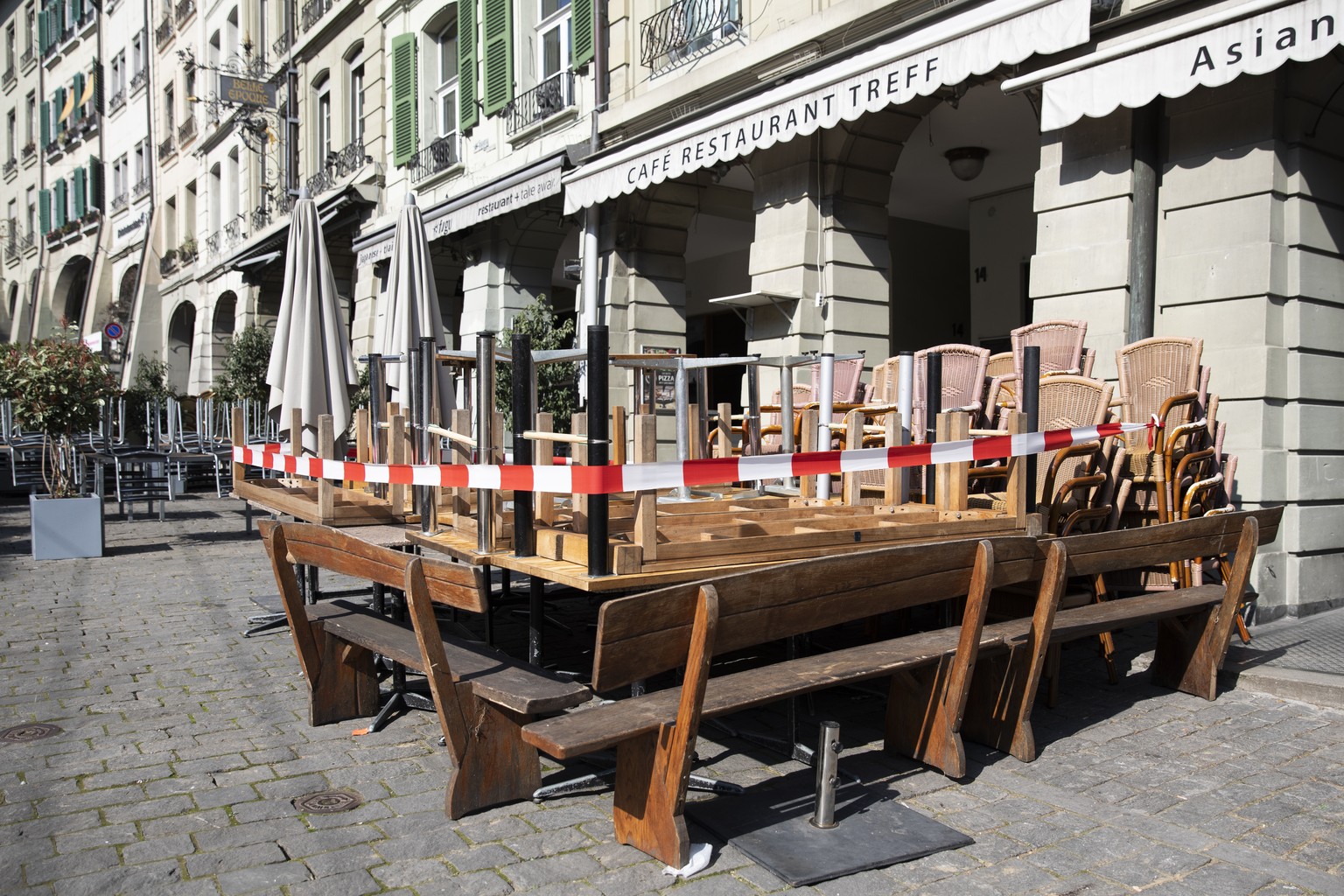 Tische und Stuehle stehen vor einem geschlossenen Restaurant in Bern, am Donnerstag, 19. Maerz 2020. (KEYSTONE/Peter Klaunzer)
