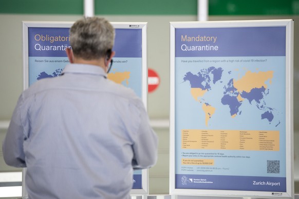 Ein Plakat weist auf die Obligatorische Quarantaene bei der Einreise aus bestimmten Laendern, bei der Ankunft am Flughafen Zuerich, aufgenommen am Mittwoch, 5. August 2020. (KEYSTONE/Ennio Leanza)
