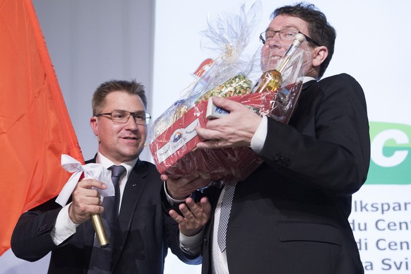 Der neugewaehlte SVP Parteipraesident Albert Roesti, rechts, erhaelt vom abtretenden SVP Parteipraesident Toni Brunner, links, ein Geschenk, an der SVP Delegiertenversammlung am Samstag, 23. April 201 ...