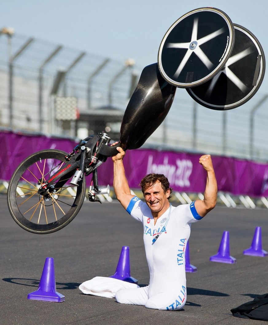 epa03384504 Alessandro Zanardi of Italy celebrates after winning the gold medal in the men&#039;s Individual H4 Time Trial of the Cycling Road competitions at Brands Hatch during the London 2012 Paral ...