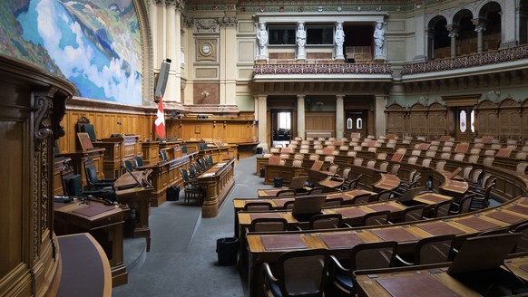 Der leere Nationalratssaal waehrend der Coronavirus Pandemie, am Donnerstag, 9. April 2020 in Bern. (KEYSTONE/Peter Klaunzer)