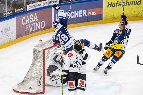 Carl Klingberg, mitte, von Zug feiert sein Tor gegen Torhueter Niklas Schlegel, mitte verdeckt, von Lugano beim Eishockey Meisterschaftsspiel in der Qualifikation der National League zwischen dem EV Z ...