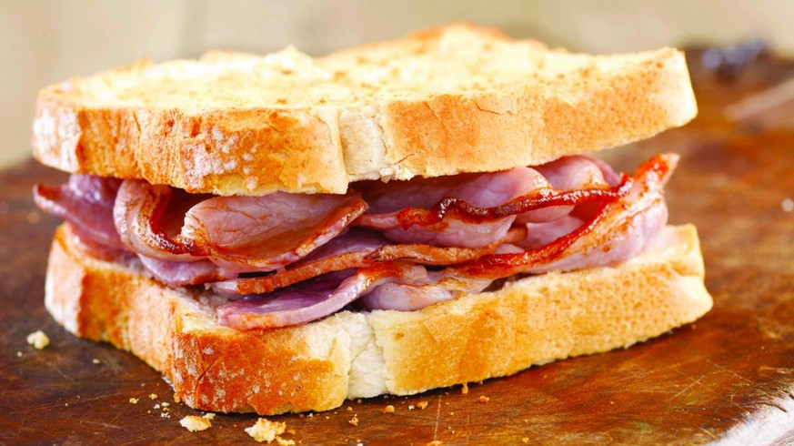 bacon sarnie butty sandwich food streetfood essen england grossbritannien http://www.sickchirpse.com/price-bacon-sandwich-soar/