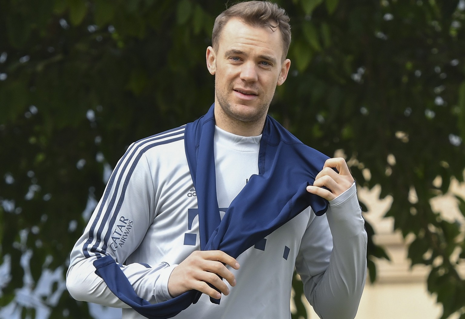 epa08104535 FC Bayern Muenchen goalkeeper Manuel Neuer arrives for a practice session during the team&#039;s winter training camp in Doha, Qatar, 05 January 2020. Bayern Munich holds the training camp ...