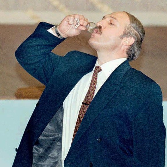 M0S02C-19960402-MOSCOW, Russian Federation: Russian President Boris Yeltsin and his Belarus counterpart Alexander Lukashenko (R) drink a Vodka after signing a treaty of union in Moscow&#039;s Kremlin, ...