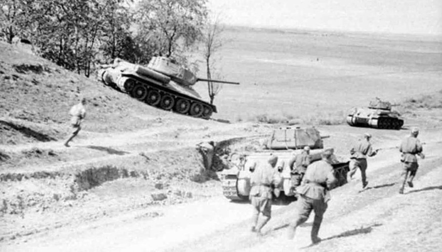 Sowjetische T-34 mit Infanterieunterstützung im Kursker Bogen.