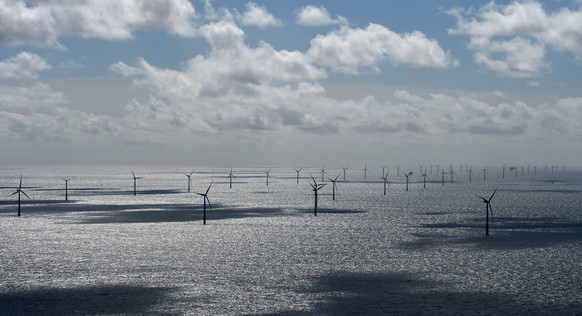 epa04724976 A picture made available on 29 April 2015 shows wind turbines protrude from the North Sea in the offshore wind farm &#039;DanTysk&#039; operated jointly by the Swedish energy company Vatte ...