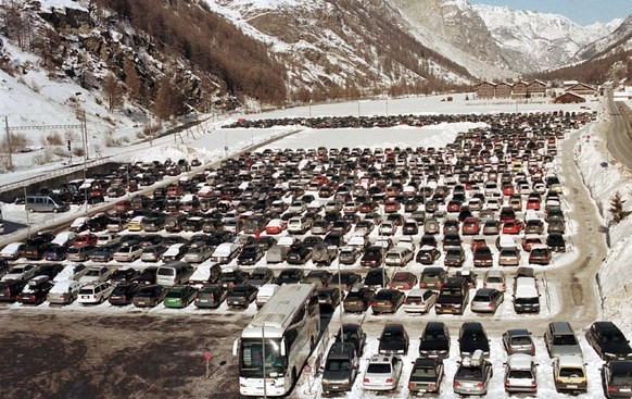 Ueber dieses Parkareal in Taesch am Fusse des Weltkurort Zermatt, aufgenommen im Januar 1999, soll ein Parkhaus-Bahnhof gebaut werden, um den Zugang nach Zermatt zu erleichtern. Die neue zweistoeckige ...