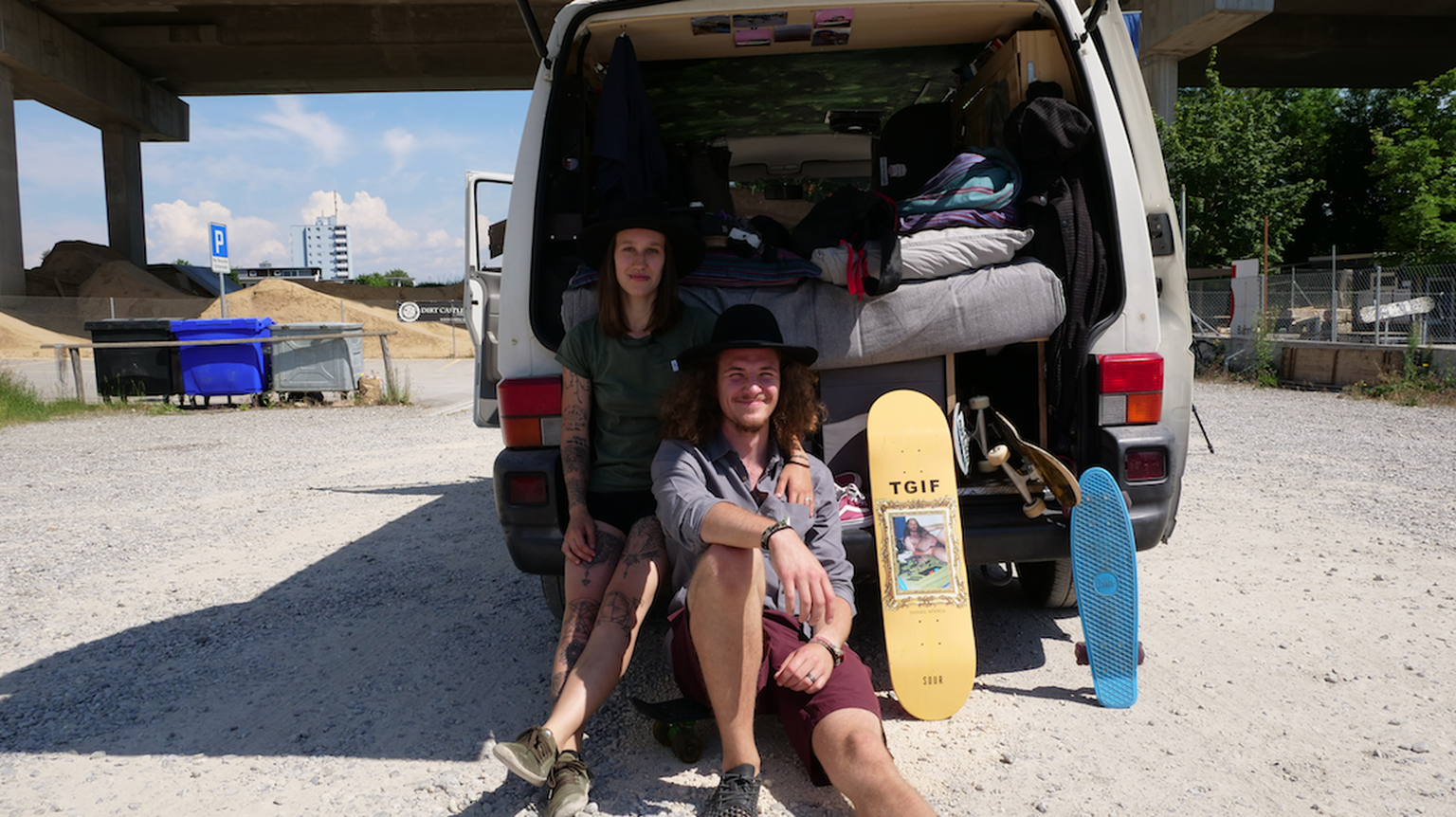 Das ganze Hab und Gut im Van: Jenni und Timo haben sich für ein Leben im Kleinbus entschieden.
