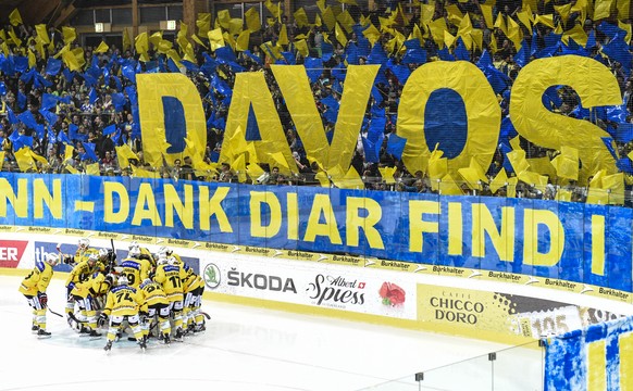 Schöne Choreo der Davoser Fans vor dem Spiel.