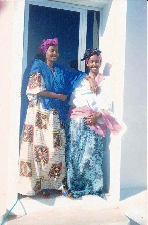 Undatiertes Bild zweier Somalierinnen in traditioneller Kleidung.